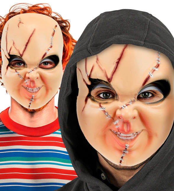 Horrorpop masker gedragen met rossige krulpruik en met zwarte capuchon voor Halloween