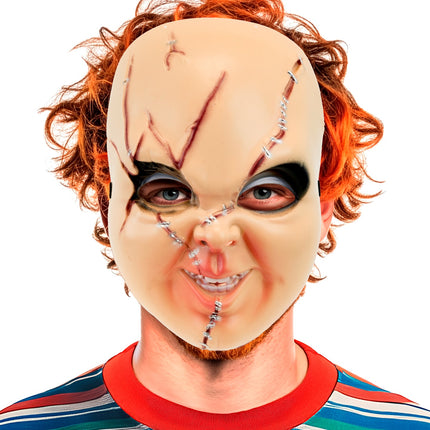 Horrorpop masker op het gezicht met rood haar en gestreept shirt, griezelige poppenlook