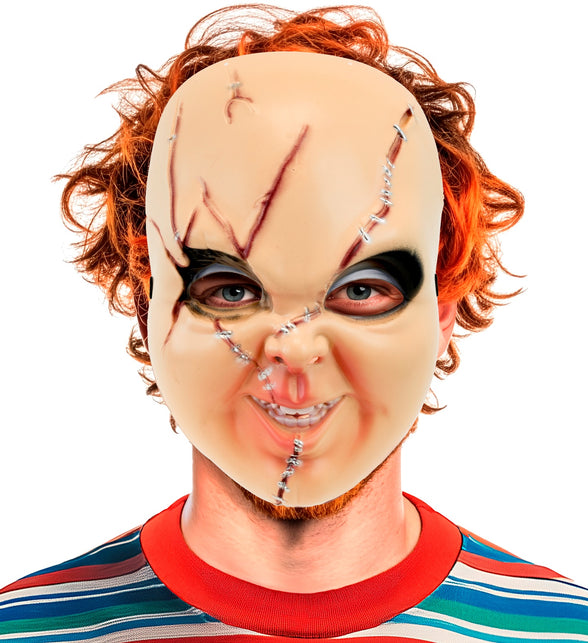 Horrorpop masker op het gezicht met rood haar en gestreept shirt, griezelige poppenlook