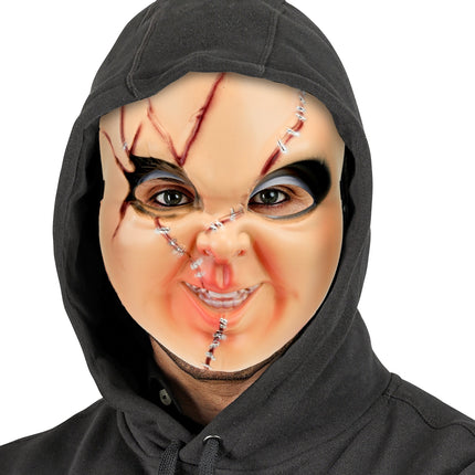 Horrorpop masker onder zwarte capuchon, zwart omrande ogen en dichtgeniete wonden