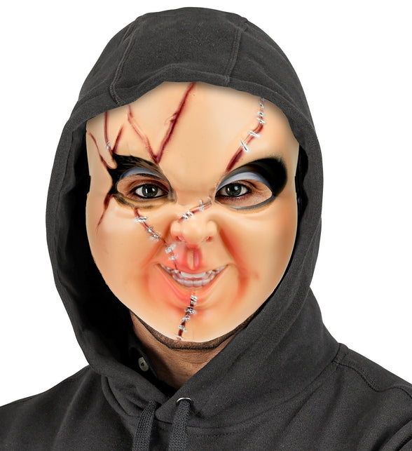 Horrorpop masker onder zwarte capuchon, zwart omrande ogen en dichtgeniete wonden