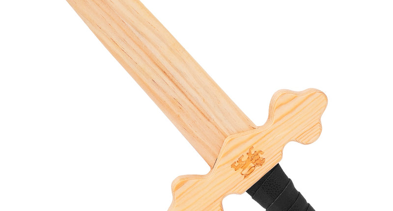 Houten ridderzwaard van 41 cm met blanke kling, zwart omwikkelde greep en gouden leeuw op de pareerstang