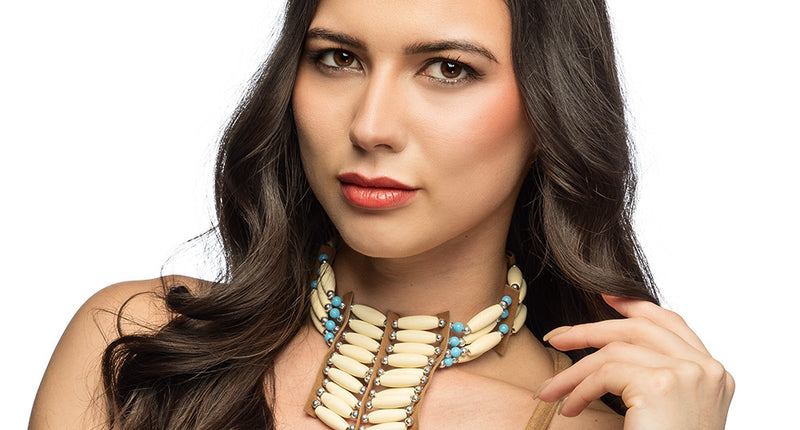 Indianen ketting wit met houten kralen en veer, als brede choker om de hals gedragen voor carnaval