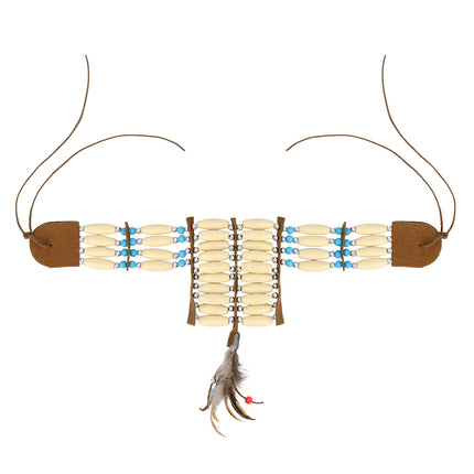 Indianen ketting wit uitgespreid met blauwe kralen, bruine stroken, bindkoordjes en een veerkwastje