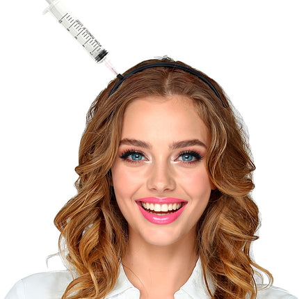Injectienaald door hoofd bij dames: spuit schuin omhoog boven blonde krullen