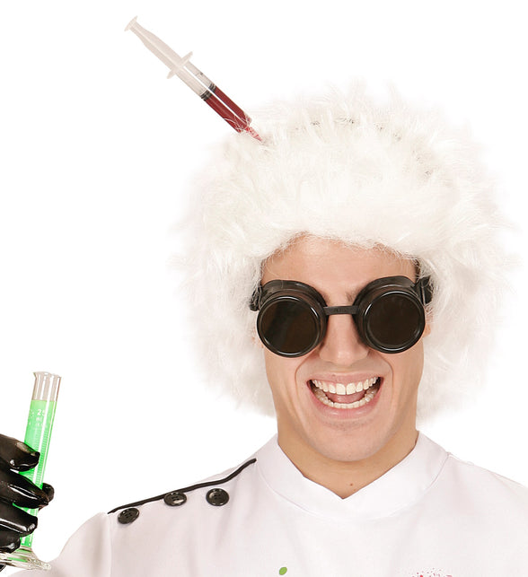 Injectienaald door hoofd bij een gekkewetenschapperlook met witte pruik en donkere bril