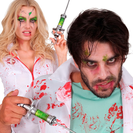 Injectiespuit vastgehouden door zombie-arts en verpleegkundige op Halloweenfeest