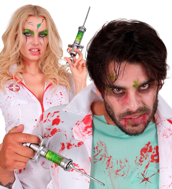 Injectiespuit vastgehouden door zombie-arts en verpleegkundige op Halloweenfeest