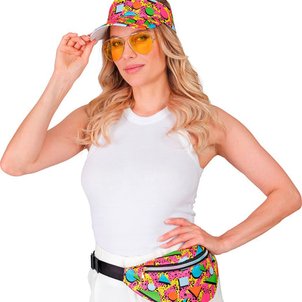 Jaren 80 zonneklep met open bovenkant en heuptas op witte broek, discolook