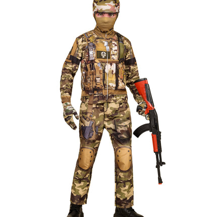 Jongen in camouflage legerkostuum met bedekt gezicht, klaar voor carnaval of een kinderfeestje