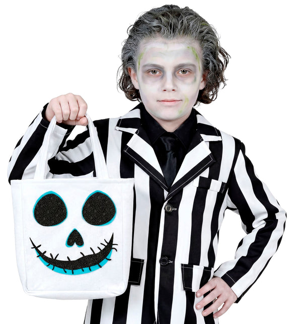 Jongen draagt spooktas aan de stoffen hengsels bij een zwart-wit gestreept Halloweenkostuum