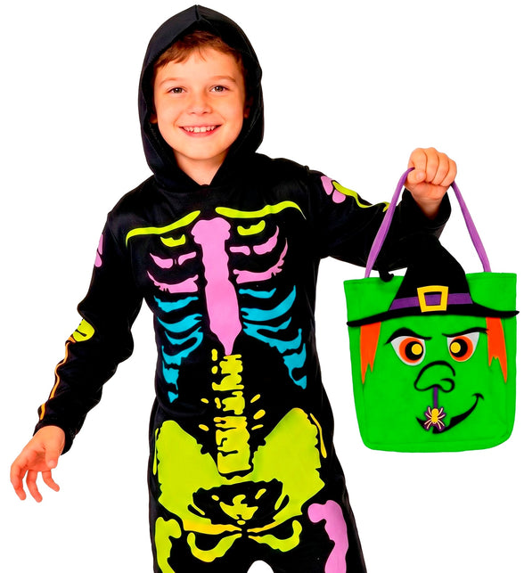 Jongen houdt de groene trick-or-treat tas met heksengezicht in de hand