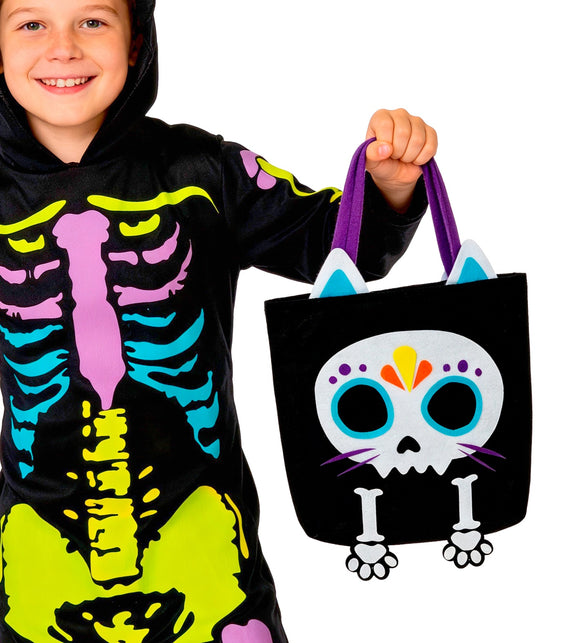 Jongen houdt de trick-or-treat tas kat skelet met turquoise oogranden vast