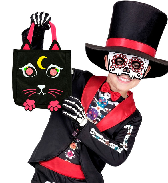 Jongen houdt de zwarte snoeptas kat omhoog op een Halloweenfeest