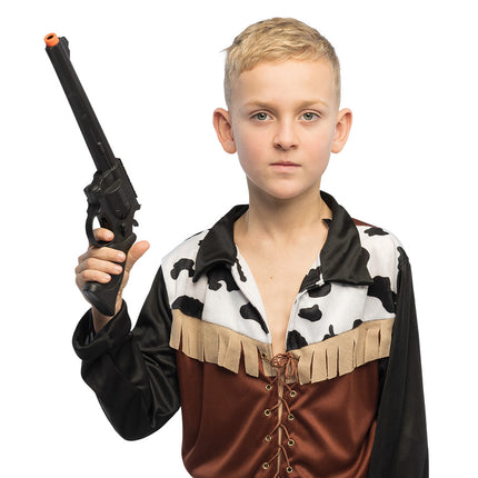 Jongen houdt de zwarte speelgoedrevolver omhoog bij een cowboyshirt met koeienprint en franjes