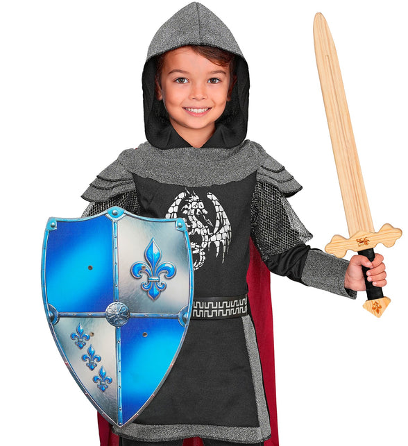 Jongen met houten ridderschild fleur-de-lis bij een ridderkostuum met capuchon, voor een themafeest