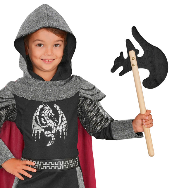 Jongen met houten strijdbijl bij een ridderoutfit met capuchon
