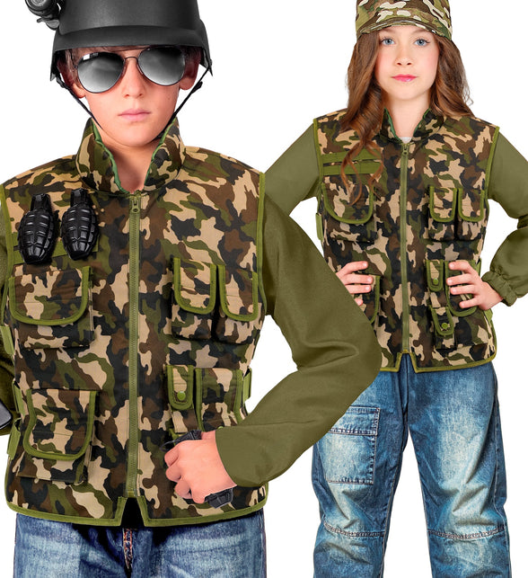 Jongen en meisje dragen het militair camouflage vest tijdens carnaval, met pet en helm
