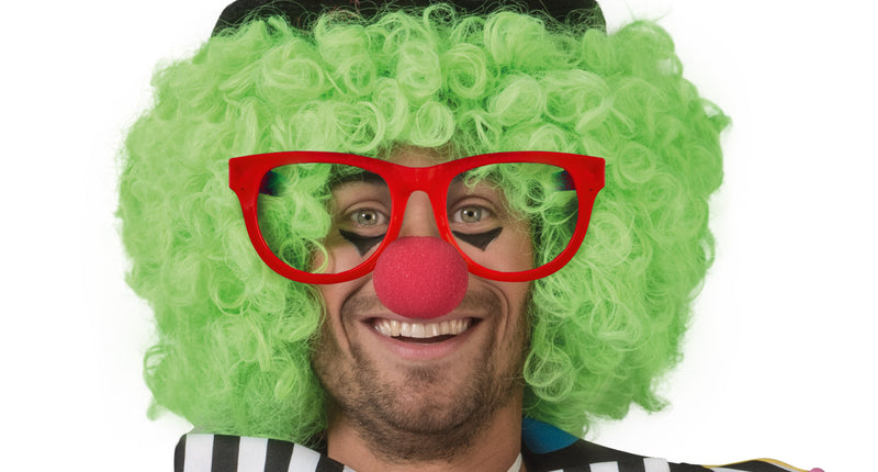 Jumbo bril met waterspuit rood gedragen bij groene clownspruik en rode neus op carnaval