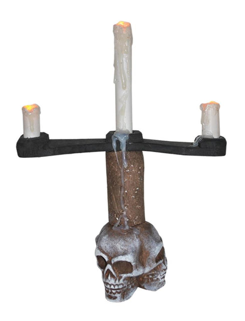 Kandelaar doodskop 32 cm grijs met drie druipende kaarsen en oranje vlampunten, Halloween tafeldecoratie