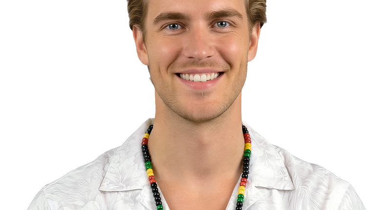 Ketting One love met kralen in rood, geel, groen en zwart gedragen door een heer op een wit overhemd