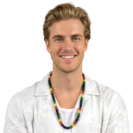 Ketting One love met kralen in rood, geel, groen en zwart gedragen door een heer op een wit overhemd