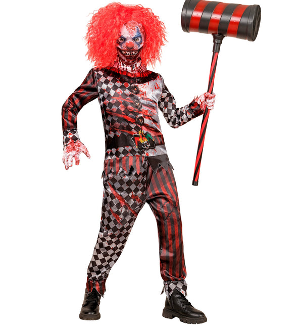 Kind in kwaadaardige clown kostuum Mila met bloederige handschoenen op een griezelfeest