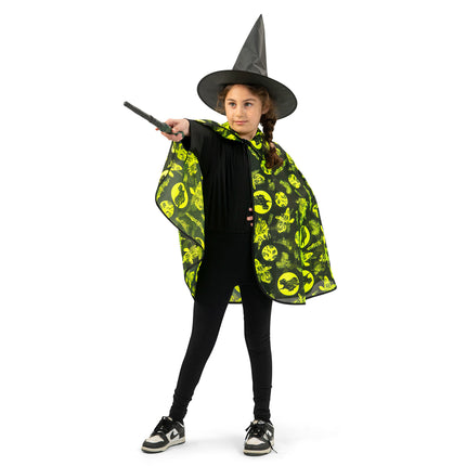 Kindercape met fluoprint gedragen over zwarte legging en longsleeve, tot heuphoogte