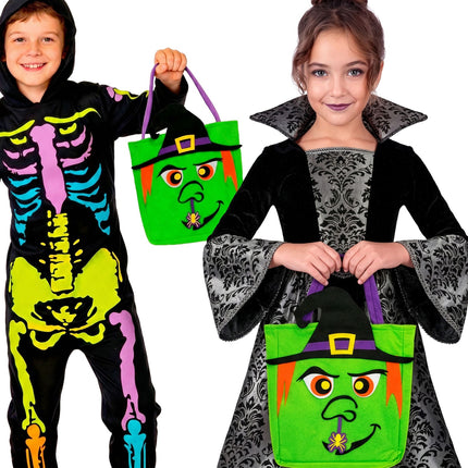Kinderen met de trick-or-treat tas heksen bij hun Halloweenkostuum