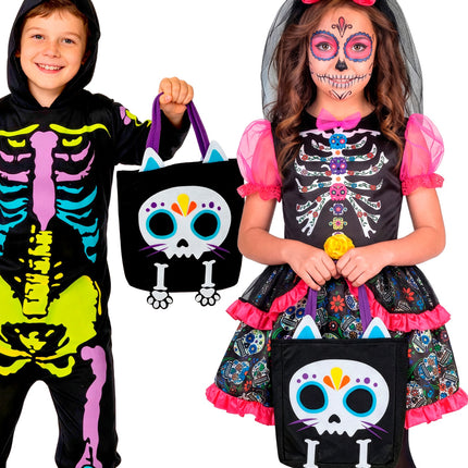 Kinderen met de trick-or-treat tas kat skelet bij hun skeletoutfits voor Halloween