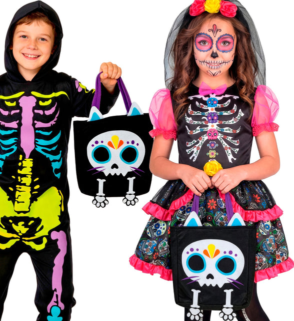 Kinderen met de trick-or-treat tas kat skelet bij hun skeletoutfits voor Halloween