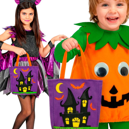 Kinderen met trick-or-treat tas spookhuis bij een vleermuis- en pompoenkostuum op Halloween