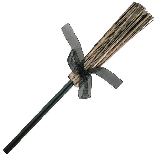 Kleine heksenbezem met zwarte steel, bruine sprietenbundel en zwarte tule strik voor Halloween