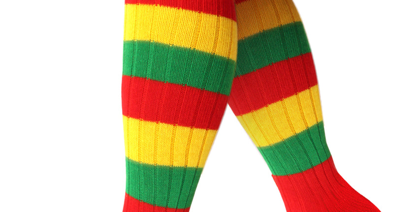Kniekousen rood geel groen met brede strepen, geribbeld en tot over de knie, voor carnaval