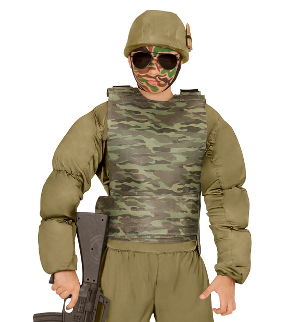 Kogelwerend vest camouflage kind in groen en bruin, gedragen over een legershirt
