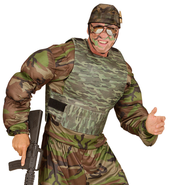 Kogelwerend vest camouflage over een legershirt gedragen, met brede band over de buik