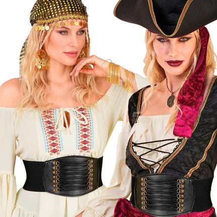 Korset riem zwart gedragen over crèmekleurige blouse en over een piratenkostuum voor dames