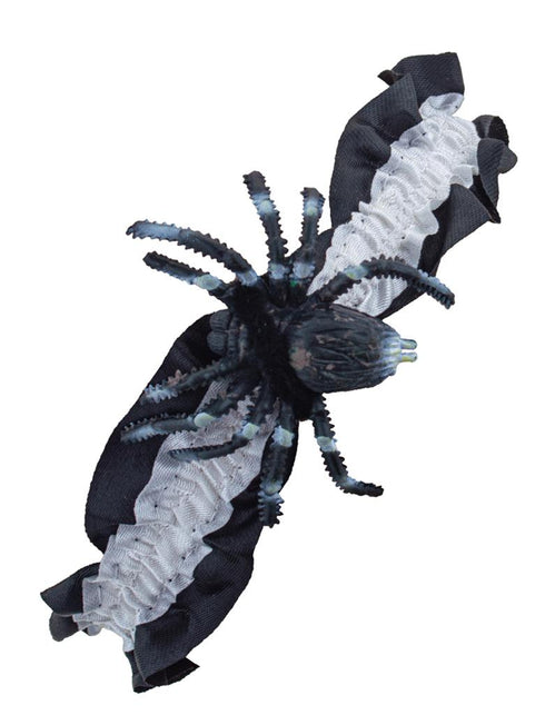 Kousenband met spin, zwarte geplooide band met witte ruche en grote nepspin voor Halloween