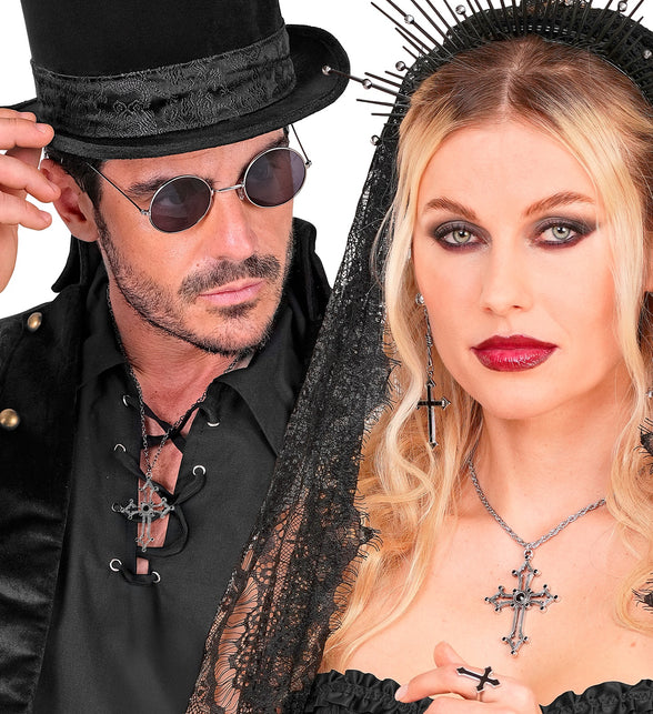 Kruisketting gothic zwart gedragen door dame en heer in zwarte halloweenlook