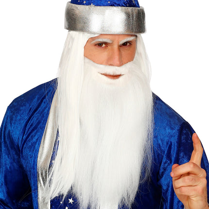Lange witte baard met losse snor bij een tovenaarslook met blauwe hoed voor een sprookjesfeest
