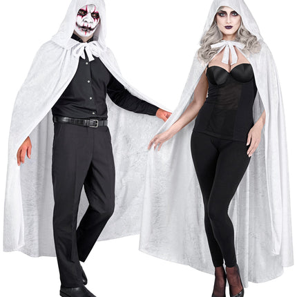 Lange witte cape met opgezette kap bij een grijze pruik en donkere schmink, geestenlook