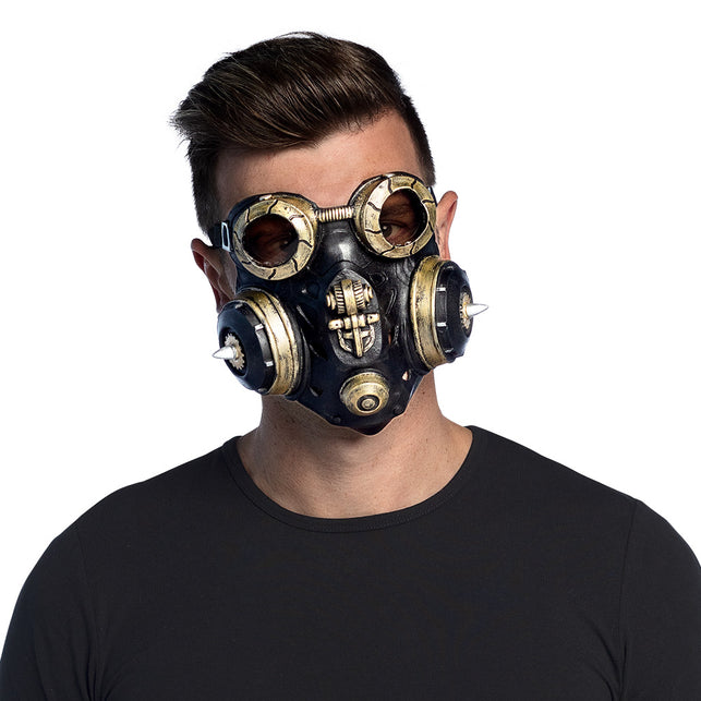 Latex gezichtsmasker Gas master in zwart met goudkleurige bril en spikes, gedragen door een man