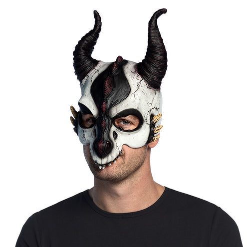 Latex halfmasker drakenschedel wit met zwarte hoorns, gedragen door man voor Halloween