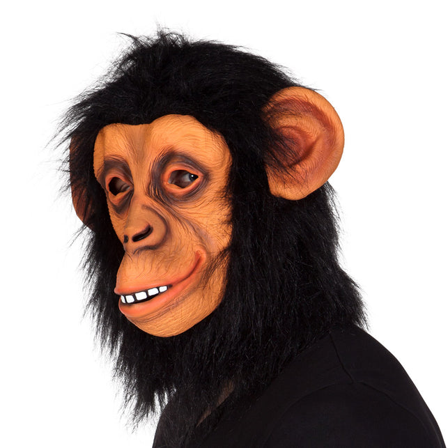 Latex hoofdmasker chimpansee met bruin apengezicht, witte tanden en zwart haar rondom, gedragen op het hoofd
