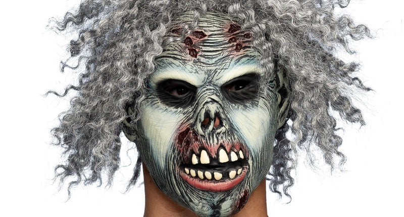 Latex hoofdmasker Crazy zombie met grijs krulhaar en bleek zombiegezicht, gedragen voor Halloween