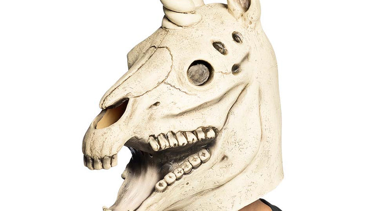Latex hoofdmasker eenhoorn schedel in botkleur, zijaanzicht op model met gedraaide hoorn, voor Halloween