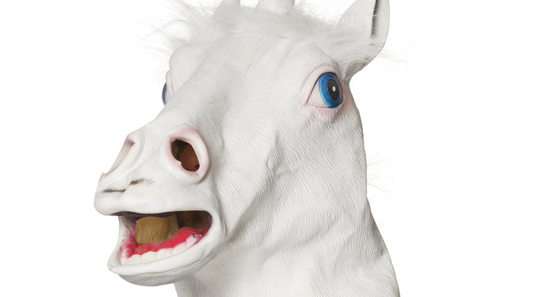 Latex hoofdmasker eenhoorn Snowy in wit met spiraalhoorn, blauwe ogen en witte manen, gedragen op het hoofd