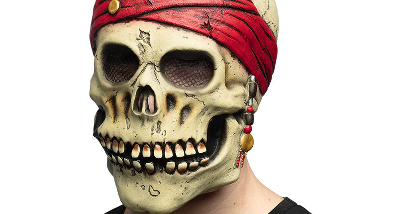 Latex hoofdmasker piraat Crinson, beenkleurige schedel met rode bandana en kralen, gedragen door man