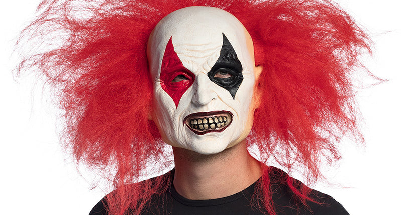 Latex hoofdmasker Ruddy clown met wit gezicht, rode en zwarte ruiten en wild rood haar voor Halloween