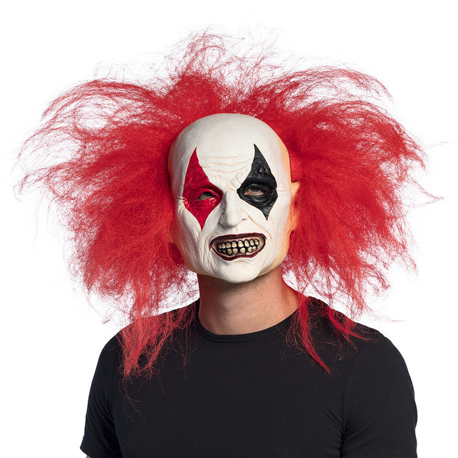 Latex hoofdmasker Ruddy clown met wit gezicht, rode en zwarte ruiten en wild rood haar voor Halloween